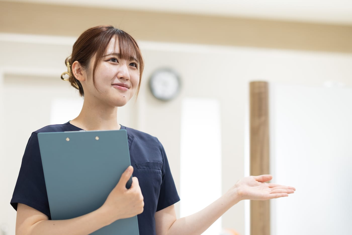説明する歯科衛生士